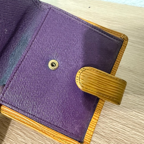 Authentic Vintage Louis Vuitton Epi Leather 1997 Porte-Billets Compact Wallet - Picture 7 of 12